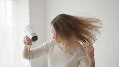 Směr proudu vzduchu při fénování vlasů: malý detail, který mění všechno