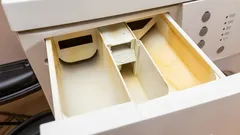 Jak vyčistit přihrádku na prací prášek v pračce a zbavit se zápachu bez zbytečných chemikálií